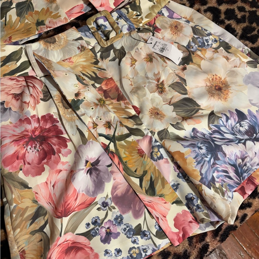 Express Floral Short & Blazer Set in Multicolor Floral - Picture 2 of 3